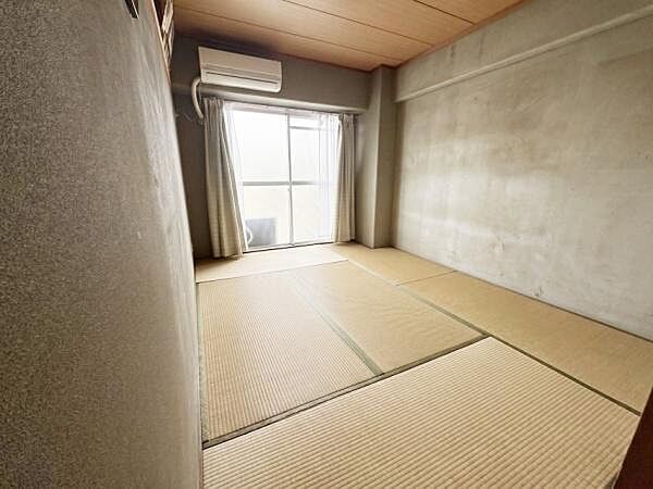 【一部AIモノ消し済み・実際の室内状況優先】シンプル畳のやさしい風合いが広がる和室です。シンプルな設えで空間がすっきりとしています。窓から自然光が差し込み明るさを感じられます。