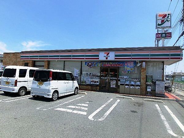 ファミリーマート小浦貝塚石才店まで700m