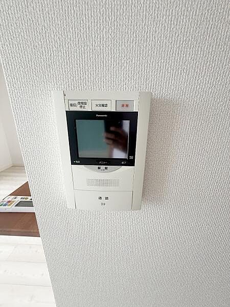 来訪者の確認ができるモニター付きインターホンです。壁にすっきりと設置されておりシンプルなデザインがインテリアにも馴染みます。操作ボタンも大きく見やすい配置で使いやすさに配慮されています。