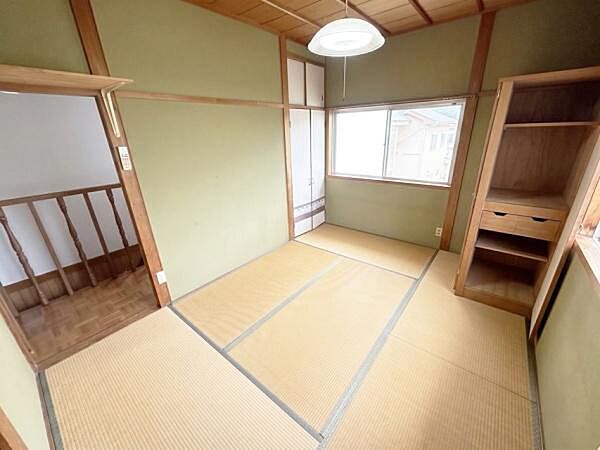 【一部AIモノ消し済み・実際の室内状況優先】和室特有の落ち着いた雰囲気が広がっています。大きな窓からは自然光が入り明るい室内が印象的です。収納スペースも備え付けられており整理整頓がしやすくなっています