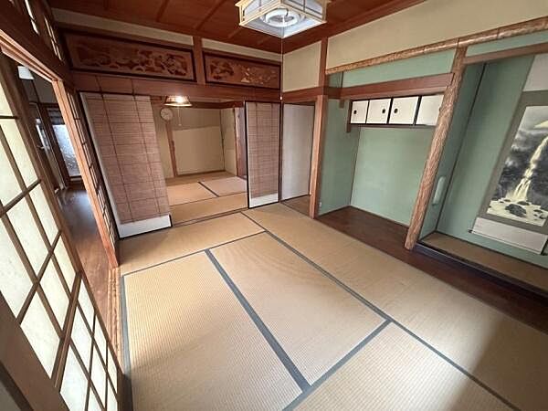 【一部AIモノ消し済み・実際の室内状況優先】趣のある和室空間が広がり木の温もりと畳の質感が魅力的です。伝統的な襖や障子も整えられており和の雰囲気を感じられます。床の間や収納スペースも充実しております。