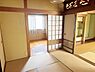 和室：【一部AIモノ消し済み・実際の室内状況優先】和室の畳や障子が落ち着いた雰囲気を演出しています。ふすまや欄間など和風の意匠が随所に見られます。隣室との仕切りも開放的で空間のつながりを感じられます。
