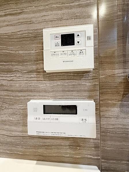 浴室に設けられたコントロールパネルが快適なバスタイムをサポートします。シンプルな操作で温度調節や追い焚きが可能です。見やすい表示画面と押しやすいボタン配置が特徴です。
