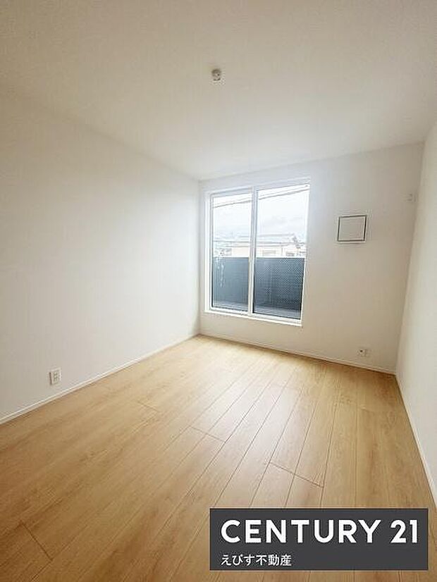 明るい窓から自然光が入る子供部屋です。シンプルな内装でレイアウトしやすい空間です。木目調の床が落ち着きと温かみを演出します。清潔感のある白い壁が広がりを感じさせます。