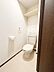 トイレ：【一部AIモノ消し済み・実際の室内状況優先】清潔感のあるトイレ空間です。上部に便利な収納棚が備え付けられておりトイレットペーパーなどの日用品の管理がしやすいです。