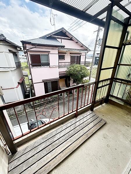 しっかりとした手すりが設けられているバルコニーです。屋根付きで雨の日も安心して利用できます。
