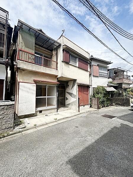 落ち着いた色合いの外観が印象的な戸建てです。前面道路は交通量が少なくゆったりとした雰囲気です。周囲には同じような住居が並び静かな環境を感じられます。