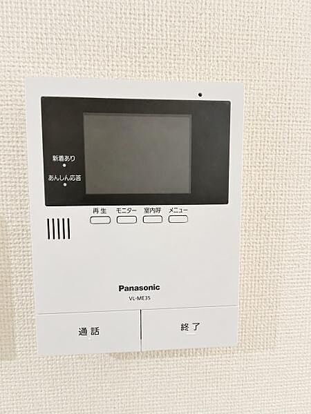 シンプルなデザインのモニター付きインターホンが設置されています。画面が見やすく必要な操作がわかりやすい配置です。来訪者の確認もできるので安心感があります。ボタンの種類も明確で操作性も良好です。
