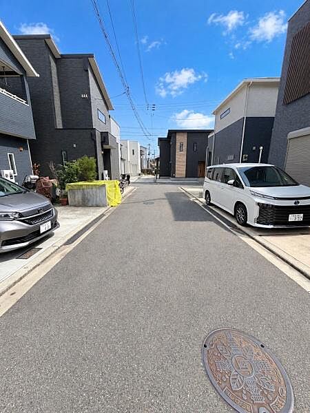 車通りの少ない前面道路がゆったりとした印象を与えます。両側に住宅が並び周辺環境が整っています。道路の幅も十分で駐車も安心です。建物の外観も統一感があります。