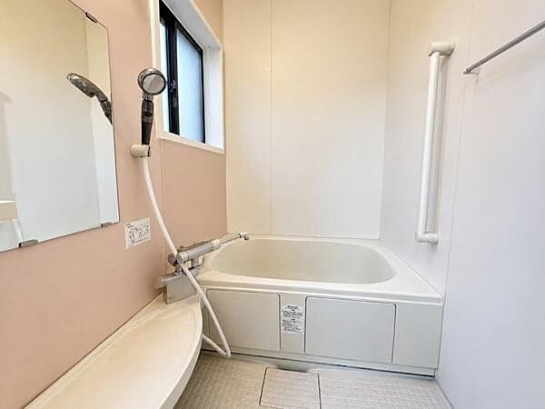 【一部AIモノ消し済み・実際の室内状況優先】明るい色合いの壁面と大きな窓が浴室の開放感を高めています。バスタブとシャワーが使い分けできる仕様となっています。