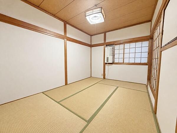 【一部AIモノ消し済み・実際の室内状況優先】和の趣を感じられる落ち着いた雰囲気の和室です。畳の香りが心地よく木枠の障子も印象的です。天井や柱の木目が空間を引き立てています。