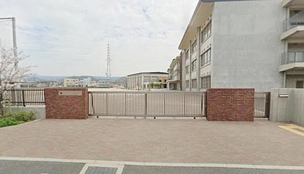 泉南市立泉南中学校まで1100m