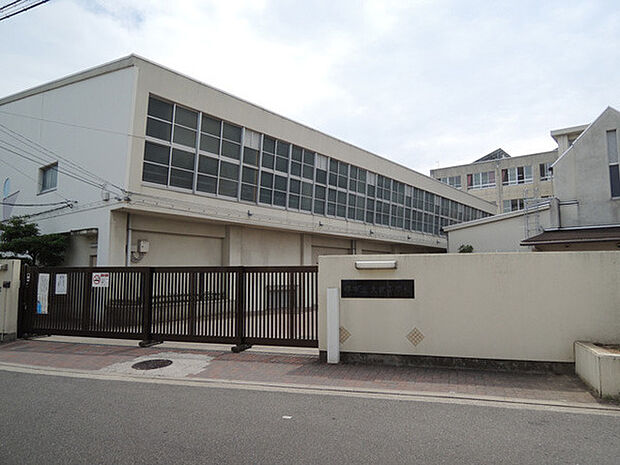 堺市立久世小学校まで720m