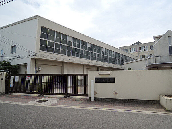 堺市立久世小学校まで1000m