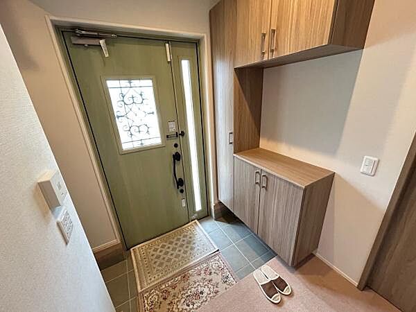 おしゃれな玄関に、セコムホームセキュリティを備えた安心感のある住まいです。