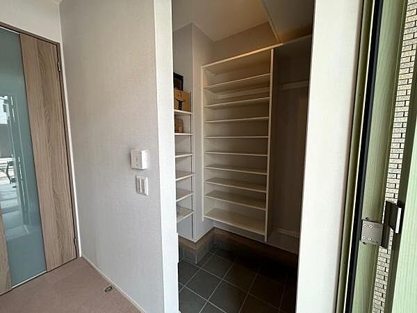 大容量のシューズインクロークを備え、靴はもちろん、ベビーカーやゴルフ用品なども収納可能。玄関まわりをすっきり保てま