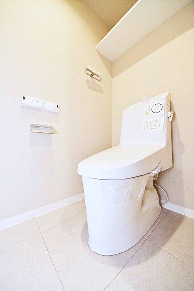 スッキリとしたデザインの温水洗浄便座付きトイレ。便利な棚付きです。