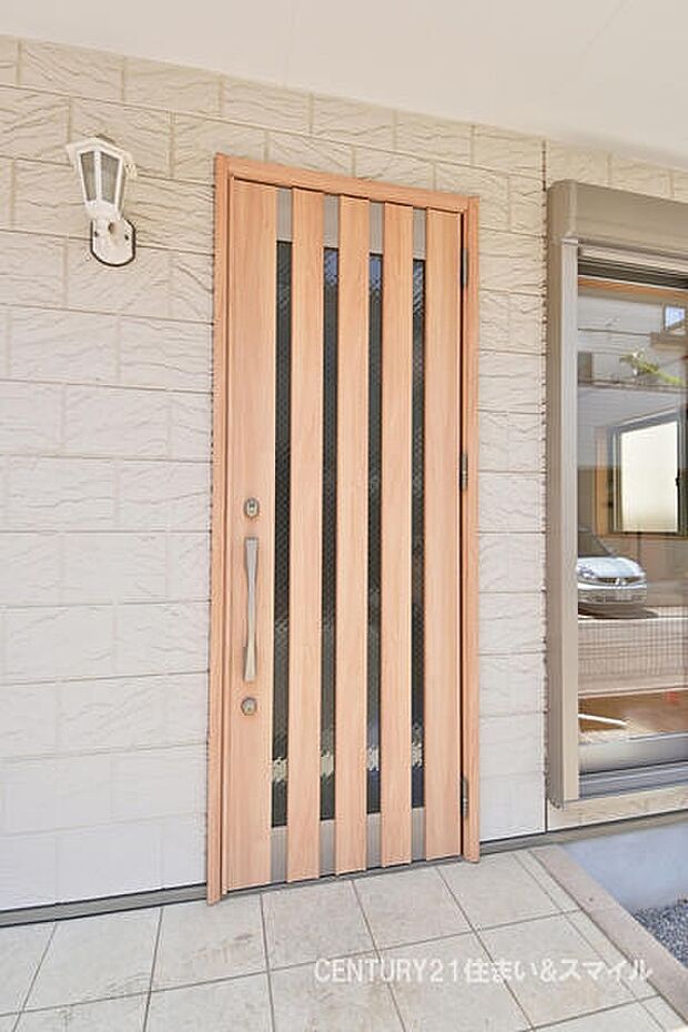 洋風タイルを使用したお洒落な玄関。木のぬくもり感じられるデザインの玄関ドアです。明るく広い玄関が出迎えてくれます。