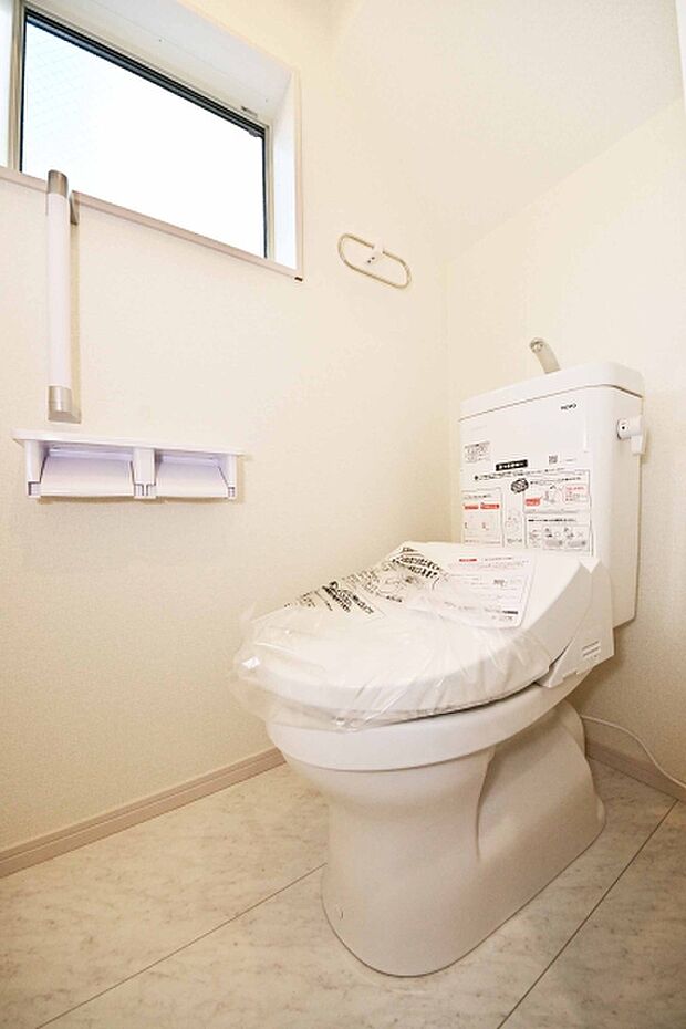 清潔感のあるトイレには小窓もしっかり設置。明るさは勿論、通気性も良い空間です。