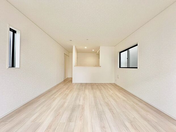 リビングは明るい色調のフローリングが広がり空間全体が開放感を感じられます。大きな窓があり自然光が差し込みやすい設計です。すっきりとした壁面でレイアウトの自由度も高いリビングです。