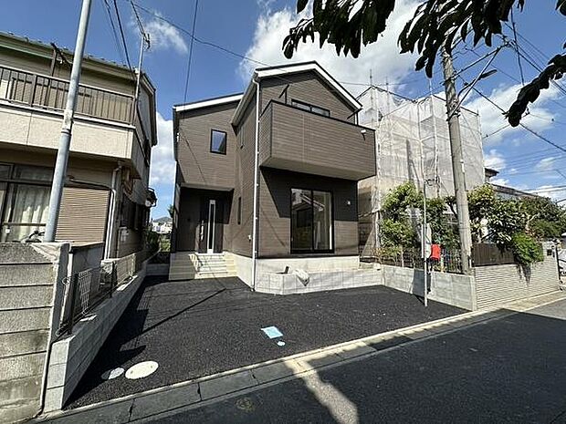 建物前面の駐車スペースは出し入れしやすい形状です。アスファルト舗装で清潔感があります。道路から車の進入がしやすい配置です。隣地との仕切りがあり安心感も得られます。