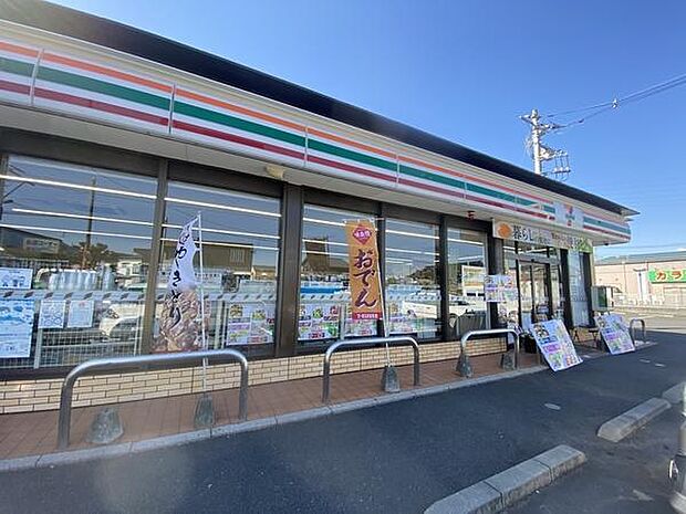 セブンイレブン草加新里下町店まで270m、セブンイレブン草加新里下町店270m(徒歩4分)