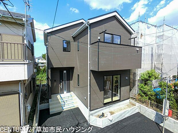 シックな外観が印象的な建物です。バルコニー付きで日当たりの良い設計となっています。道路に面した立地で開放感があります。駐車スペースも確保されており利便性が高い住まいです。