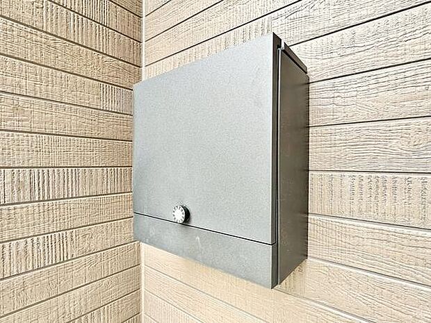 シンプルなデザインの宅配ボックスが設置されています。無駄のない外観で圧迫感がありません。ナチュラルな外壁との相性も良いです。玄関まわりがすっきりとした印象です。