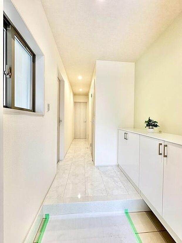 明るい玄関は清潔感があります。収納スペースがしっかり確保されており使いやすい設計です。室内全体に統一感のあるデザインが魅力となっています。廊下まで視線が抜ける開放感も特徴です。