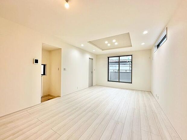 （LDK18帖）天井のダウンライトが空間をすっきりと照らします。大きな窓が室内にしっかりと光を届けます。シンプルなデザインで家具のレイアウトがしやすい空間です。