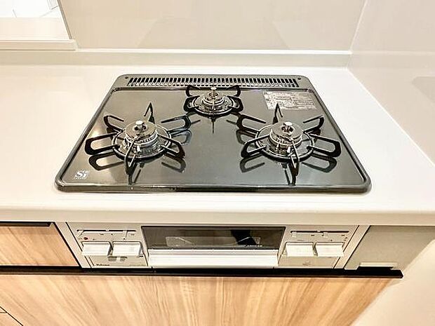 三口コンロが設置されており複数の調理が同時に進められます。掃除がしやすいデザインでキッチンの使い勝手が向上します。シンプルな操作パネルも魅力的です。