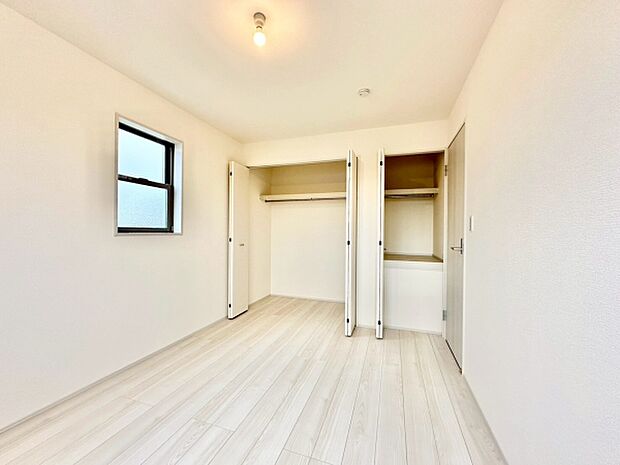 (洋室6帖）明るい色調のフローリングが空間を広く見せます。クローゼットが2つあり衣類や小物の整理に便利です。窓から自然光が入り開放感があります。