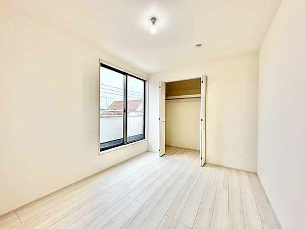 (洋室6.5帖）大きな窓から自然光がたっぷり差し込み明るく開放的な空間です。収納力のあるクローゼットが備わっています。白を基調とした内装が清潔感を演出します。床材がお手入れしやすく快適に過ごせます。