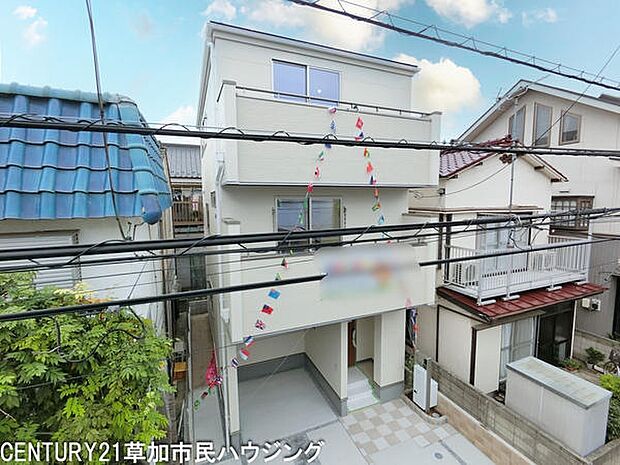 前面道路からスムーズにアクセスできます。玄関までの動線も分かりやすい設計です。近隣の住宅とも調和した環境が魅力です。敷地内には駐車スペースが確保されています。