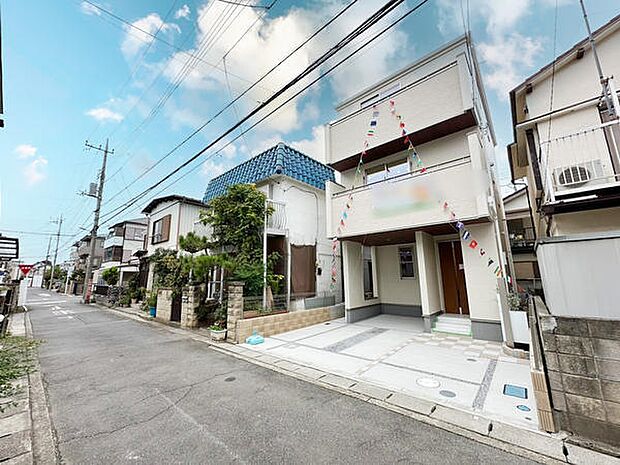 現地周辺は落ち着いた住宅街の雰囲気が感じられます。建物の外観は明るく清潔感があります。駐車スペースもゆとりがあります。