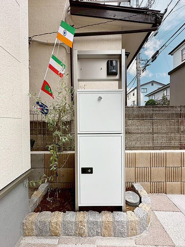 シンプルなデザインの宅配ボックスが設置されています。防犯性に配慮され操作も簡単です。外観を損なわず使い勝手が良い設備です。余計な主張がなく周囲の雰囲気にも調和しています。