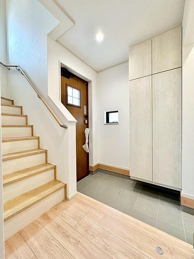 広々とした玄関は、家族や来客をゆったりと迎えられる開放感。靴やコートの収納もしやすく、毎日の出入りが快適になる、使い勝手の良い空間です。