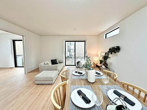 ゆとりある17帖のLDKは、家族みんながくつろげる広々空間。リビング・ダイニング・キッチンが一体となり、会話や家事のしやすさも考えられた心地よい間取りです。