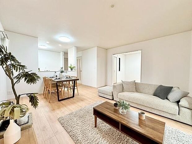 洋室が隣接したリビングは、扉を開ければ広々とした一体空間に、閉めれば個室として使える柔軟性が魅力。家族のライフスタイルに合わせて多彩に活用できる設計です。