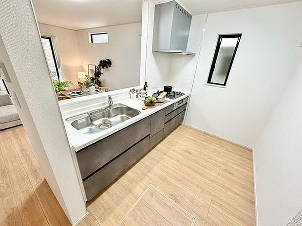 カウンターキッチンは、リビングやダイニングとつながりながら調理ができ、家族との会話も弾む設計。見た目もスッキリで、作業動線も考えられた使いやすいキッチンです。