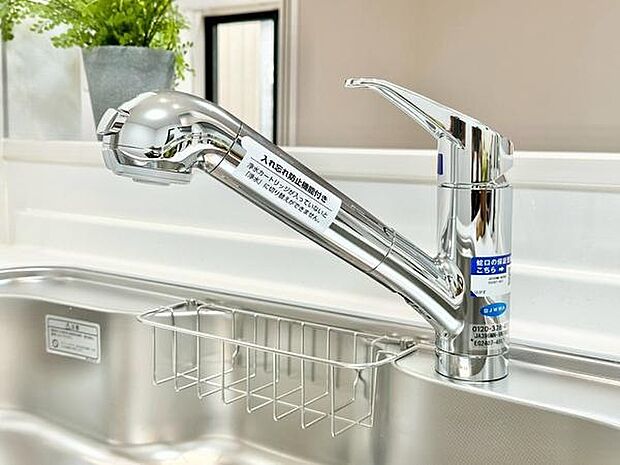 浄水器付きキッチンで、いつでも安心しておいしい水が使えます。料理や飲み水はもちろん、家族の健康を考えた便利で快適な設備です。