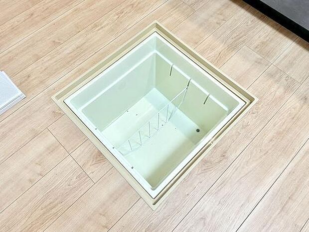 床下収納を備えたキッチンや廊下は、日用品や食材をすっきり整理できる便利な収納スペース。空間を有効活用し、暮らしをより快適にする工夫が嬉しい設備です。