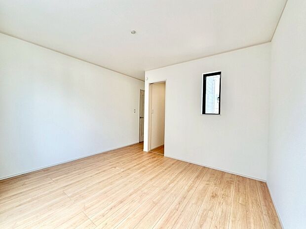 7.75帖の寝室は、ベッドや収納をゆったり配置できる広さが魅力。落ち着いた空間でリラックスでき、家族の快適な眠りとプライベートタイムをしっかり確保します。