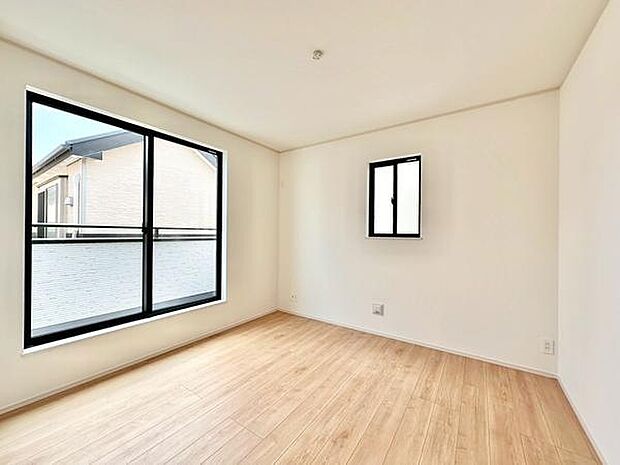 2面採光の寝室は、たっぷりの自然光と風通しを確保できる明るく開放的な空間。快適な眠りとリラックスできる居心地の良さを両立しています。