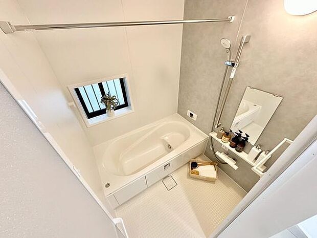 清潔感あふれるバスルームは、ゆったりとくつろげる空間。快適な入浴タイムをサポートする設計で、毎日の疲れをリフレッシュできる心地よい場所です。