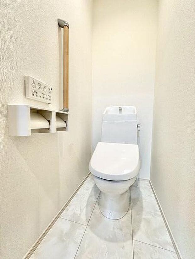 清潔感あふれるトイレは、使いやすさと快適さを両立。収納や手すりなどの工夫も施され、毎日の生活に安心感と便利さをプラスする空間です。