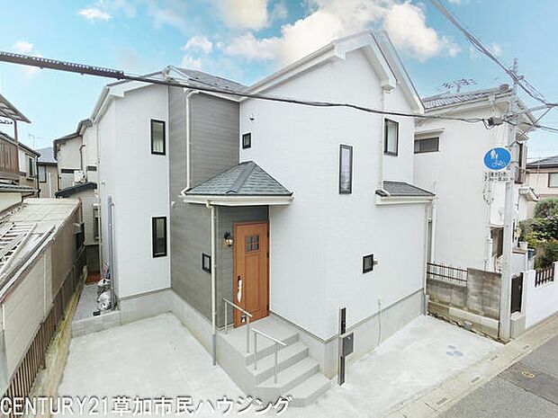 駅まで徒歩15分の立地で、通勤・通学にも便利。程よい距離感で静かな住環境を確保しつつ、駅周辺の利便施設も活用できるバランスの良い場所です。