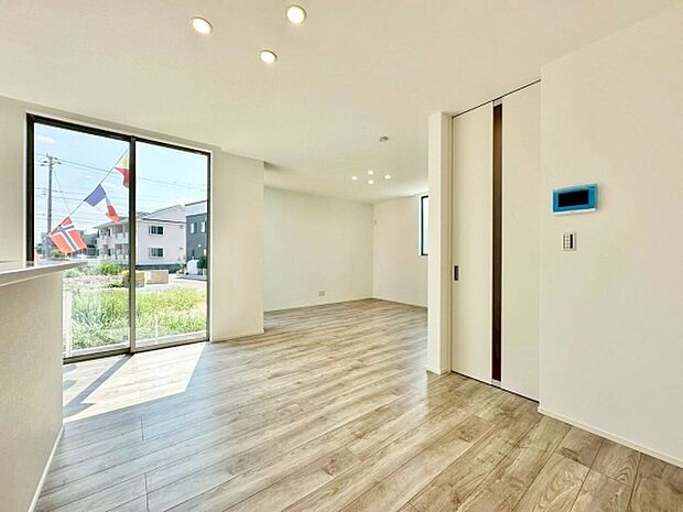 大きな窓から明るい日差しが差し込むリビングです。室内はすっきりとした印象で開放感があります。床の色合いが空間を引き締めています。清潔感のある雰囲気が魅力です。