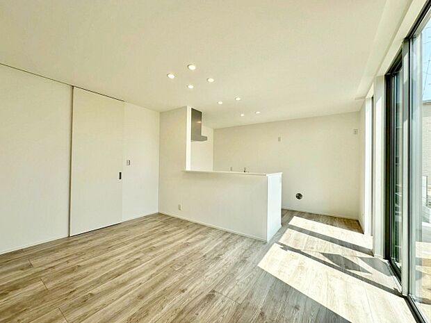 リビングには大きな窓から自然光がたっぷりと差し込みます。シンプルなデザインが空間を広く感じさせます。キッチンとのつながりがスムーズで使い勝手の良い空間です。