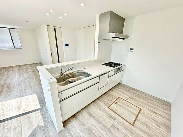 明るい空間で開放感のあるキッチンです。作業スペースが広く機能性にも配慮されています。シンプルなデザインで様々なインテリアに調和します。清潔感のある内装が特徴です。